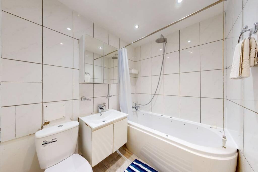 Super 2 Bed House With Privategarden Лондон Экстерьер фото