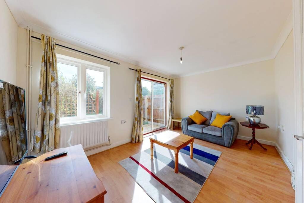 Super 2 Bed House With Privategarden Лондон Экстерьер фото